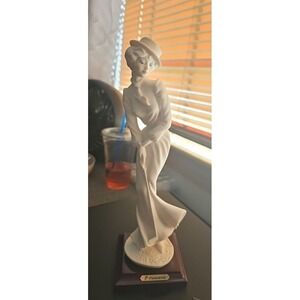 Giuseppe Armani Florence Figurine Lady in Hat Matte White Italy Capodimonte N